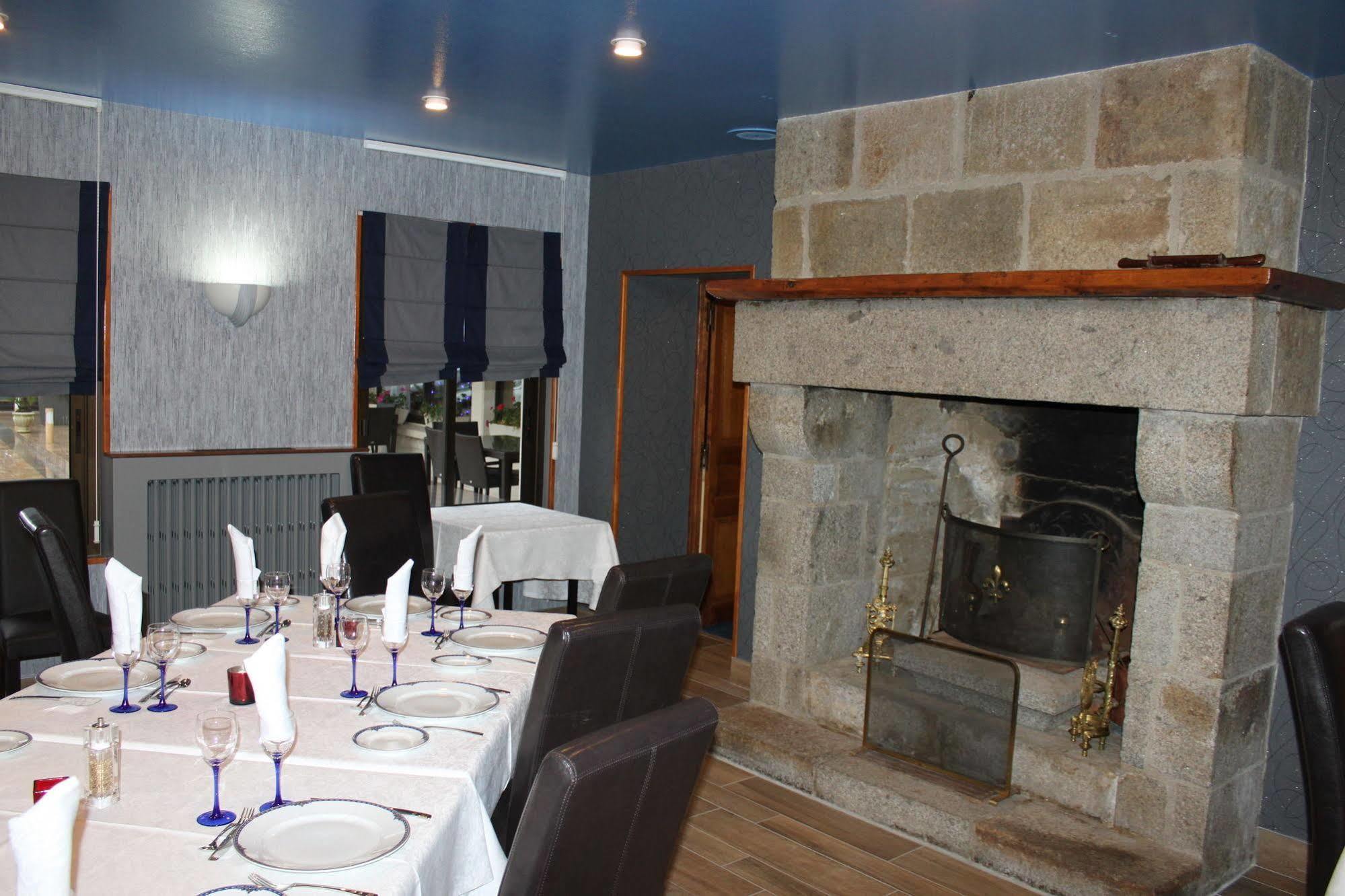 Hotel Restaurant Les 13 Assiettes Le Val-Saint-Pere Exterior photo